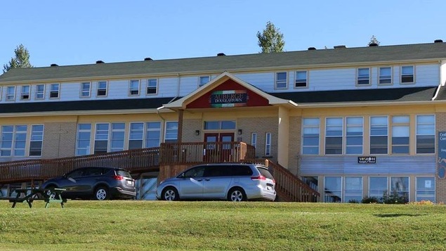 Le centre communautaire Douglas abrite une auberge, un café et plusieurs activités s'y tiennent toutes les semaines.