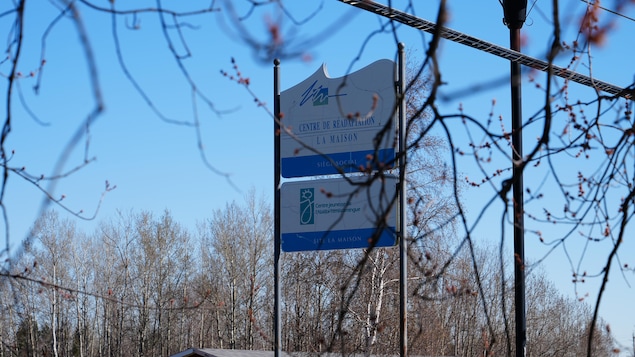 Le panneau annonçant le Centre de réadaptation La Maison et le Centre jeunesse de l'Abitibi-Témiscamingue.