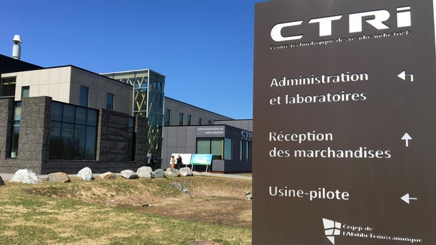 Affiche du CTRI à l'entrée du bâtiment.