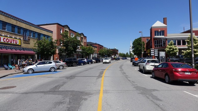 La rue Saint-Germain au centre-ville de Rimouski, en été