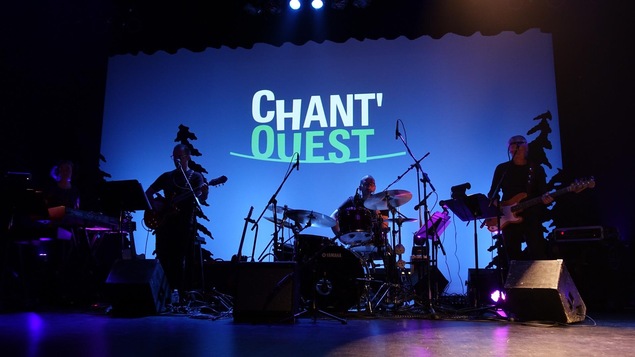 Des musiciens sur scène avec le logo Chant'Ouest