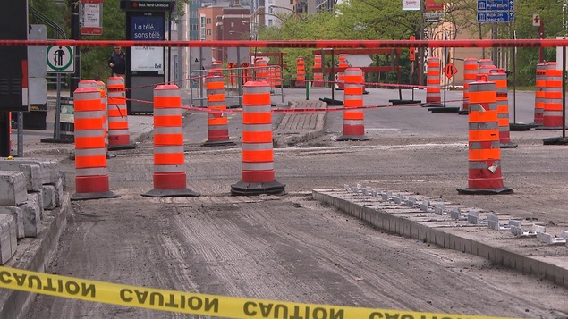 Chantier du boulevard René-Lévesque, à Montréal, où on aperçoit plusieurs cônes oranges.