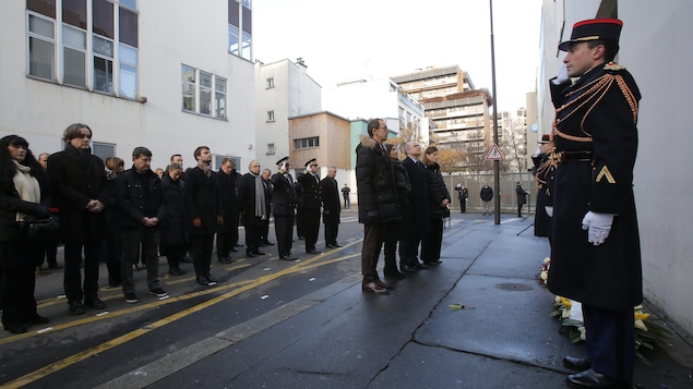 Des politiciens français ont rendu hommage aux victimes de Charlie Hebdo en se rendant sur les lieux de l'attaque. Des politiciens français ont rendu hommage aux victimes de Charlie Hebdo en se rendant sur les lieux de l'attaque.