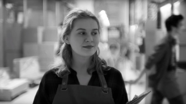 Marguerite Bouchard sourit et regarde sur le côté dans une scène de <i>Charlotte a du fun</i>. Marguerite Bouchard sourit et regarde sur le côté dans une scène de <i>Charlotte a du fun</i>.