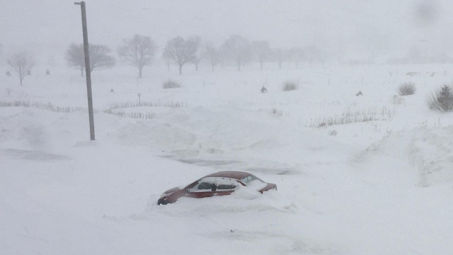 Une voiture enneigée Une voiture enneigée