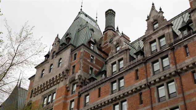 Le Château Frontenac de Québec avec son toit pointu, ses murs de brique et ses nombreuses fenêtres