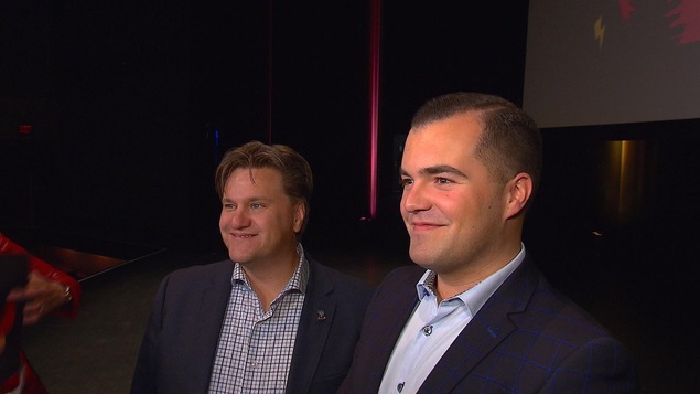 Le maire de Baie-Comeau, Yves Montigny (à gauche) et le producteur de la troupe Chaud-Bizzz, Simon Philibert (à droite).
