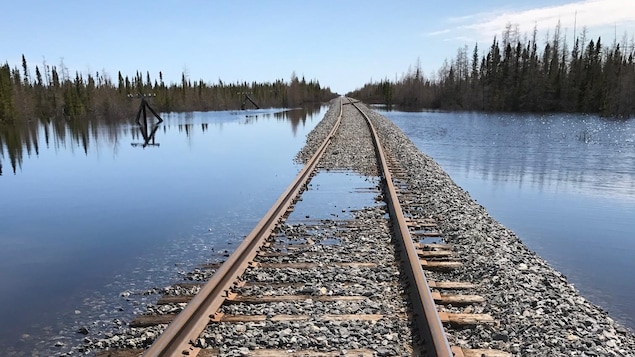 Une section de chemin de fer est sous l'eau.
