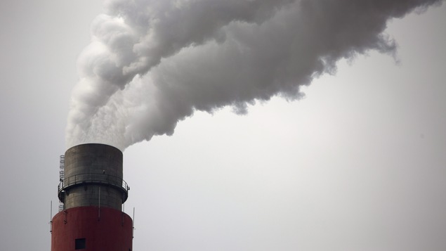 Photo des émissions polluantes sortant d'une cheminée d'usine Photo des émissions polluantes sortant d'une cheminée d'usine