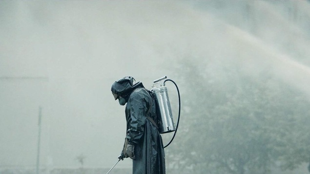 Un homme en tenue antiradiations.