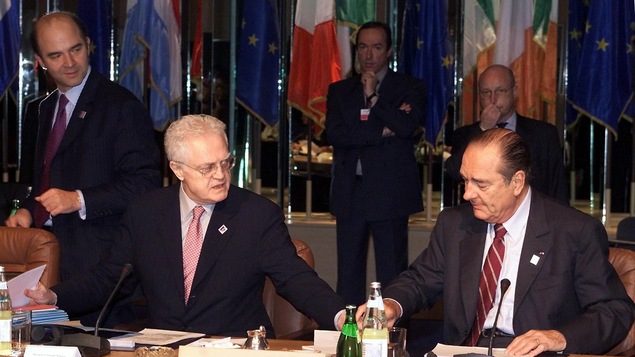 Le président français Jacques Chirac et le premier ministre Lionel Jospin sont assis, attendant le début d'une session de travail lors d'un Sommet de l'Union européenne qui se tient à Nice, le 8 décembre 2000.