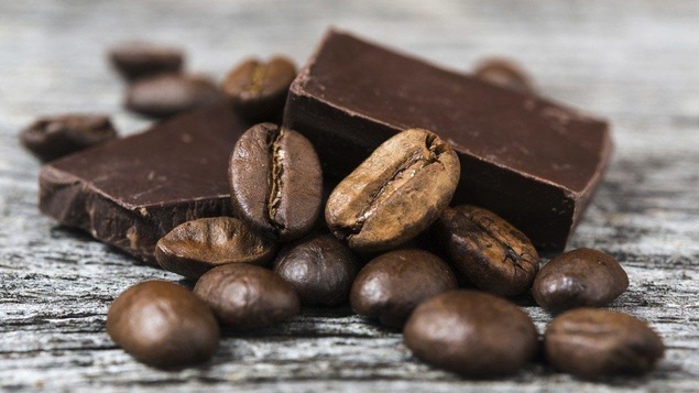 Des carrés de chocolat et des grains de café