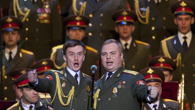 Des membres de l'Ensemble Alexandrov, des Choeurs de l'Armée rouge, sur scène jeudi à Moscou Des membres de l'Ensemble Alexandrov, des Choeurs de l'Armée rouge, sur scène jeudi à Moscou