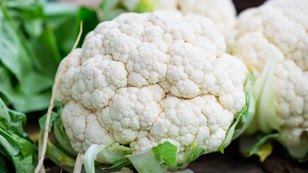 Un plan rapproché d'un chou-fleur blanc.
