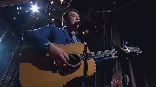 Le chanteur Christian Kit Goguen avec sa guitare. Le chanteur Christian Kit Goguen avec sa guitare.