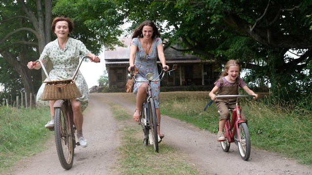 Les trois femmes font du vélo. Les trois femmes font du vélo.
