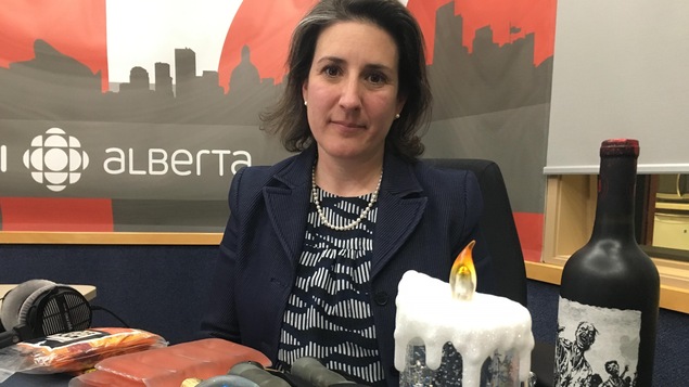 Christine Langlois, montre certains objets qui ont été saisis à l'aéroport d'Edmonton