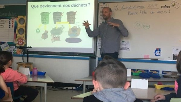 Christophe Couverchel devant une salle de classe. Christophe Couverchel devant une salle de classe.