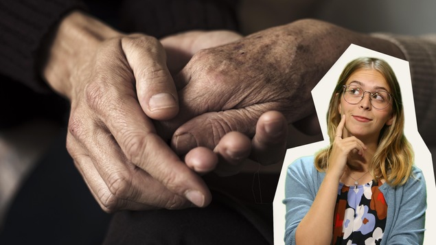 Rosalie Dumais-Beaulieu devant des mains liées