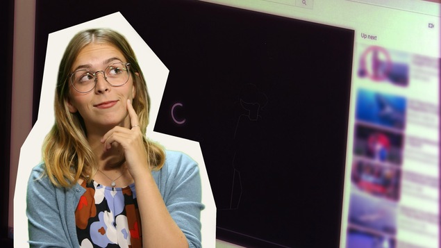 Rosalie Dumais-Beaulieu devant un écran d'ordinateur