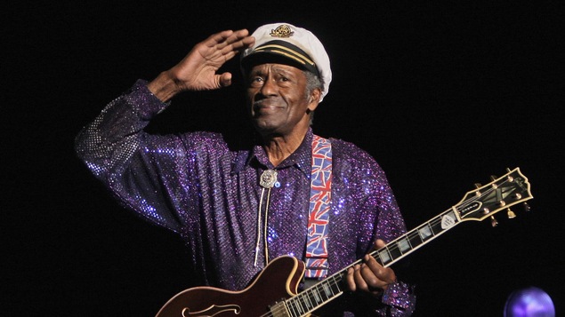 Chuck Berry salue la foule lors d'un concert à Paris, en 2008. Chuck Berry salue la foule lors d'un concert à Paris, en 2008.