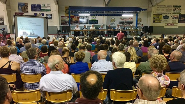 Près de 400 personnes assistent à la seconde réunion publique concernant le projet de cimenterie à L'Orignal. Près de 400 personnes assistent à la seconde réunion publique concernant le projet de cimenterie à L'Orignal.