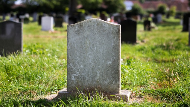 Une pierre tombale sans nom dans un cimetière