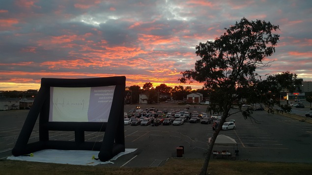 Le ciné-parc gonflable installé dans le stationnement du colisée, lors de sa première projection en juillet