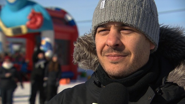 L'humoriste et invité spécial de la journée, Pierre Hébert, accorde une entrevue à Radio-Canada.