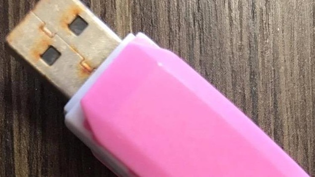 La clé USB aura passé cinq jours dans le lac Ontario. La clé USB aura passé cinq jours dans le lac Ontario.