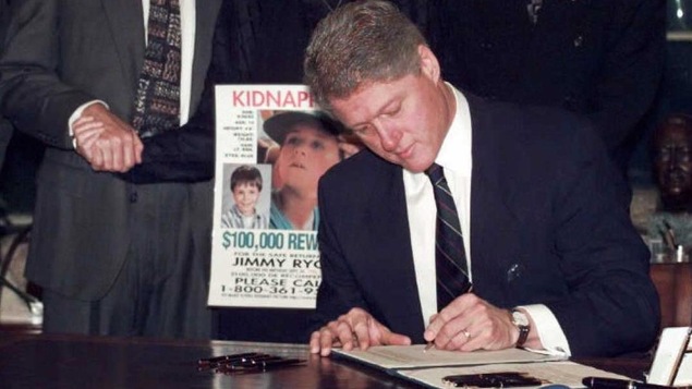 Le président Bill Clinton signe un décret le 19 janvier 1996, pour rendre disponible de l'espace dans les édifices fédéraux pour les affiches d'enfants portés disparus. Le président Bill Clinton signe un décret le 19 janvier 1996, pour rendre disponible de l'espace dans les édifices fédéraux pour les affiches d'enfants portés disparus.