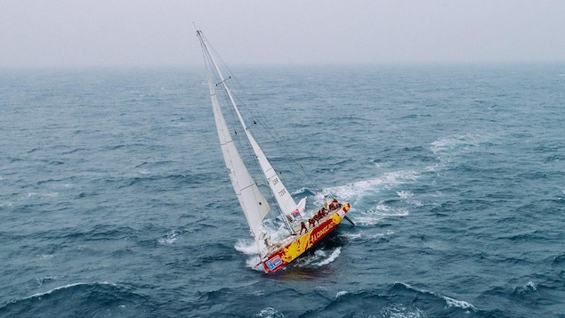 Un voiler qui participe à la course Clipper Round the World en haute mer.