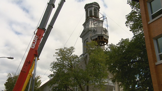 Le clocher de l'église Saint-Sauveur démantelé.