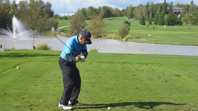 Un homme en train de jouer au golf. Un homme en train de jouer au golf.