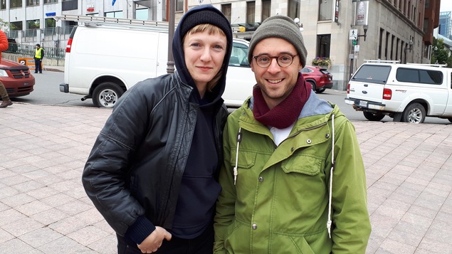 Catherine Dorion et Sol Zanetti côte-à-côte photographiés à Place D'Youville à Québec.