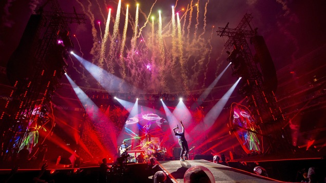 Le chanteur de Coldplay se cambre sous un éclairage multicolore.