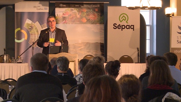 Le conférencier Pascal Sirois s'adresse aux participants d'un colloque scientifique à l'Hôtel Tadoussac.