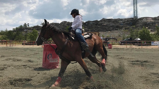 Participante à une course de gymkhana de Rouyn-Noranda.