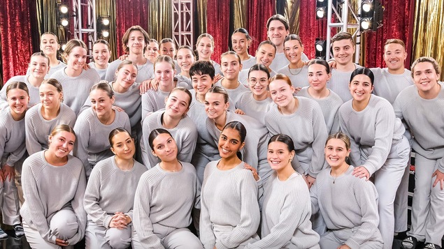 Les danseurs de la troupe Conversion sourient à la caméral