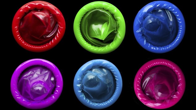 Des condoms de différentes couleurs
