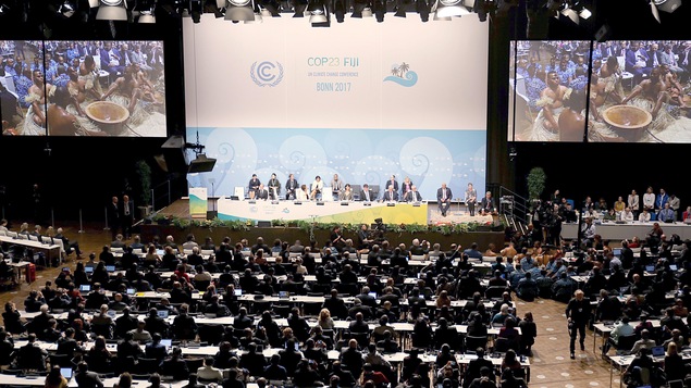 Vue en plongée de la salle dans laquelle sont réunis les délégués pour la COP23.
