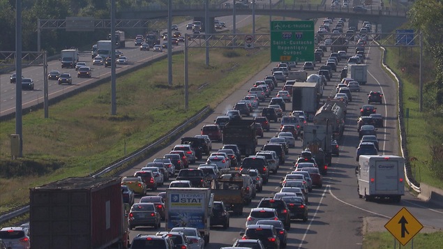 La circulation dense à l'heure de pointe sur l'autoroute 15
