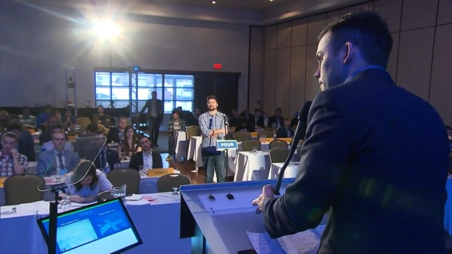 Paul St-Pierre Plamondon vu de dos, lors du Congrès national des jeunes du Parti québécois qui se tient à Victoriaville. Paul St-Pierre Plamondon vu de dos, lors du Congrès national des jeunes du Parti québécois qui se tient à Victoriaville.