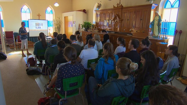 Des gens réunis dans une salle dans le cadre du congrès sur la médecine d'urgence en région.