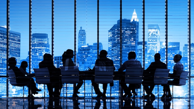Des gens d'affaires discutent autour d'une table. Des gens d'affaires discutent autour d'une table.