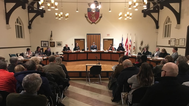 La salle du conseil, remplie.