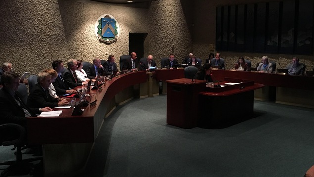 Tous les conseillers ainsi que le maire Yves Lévesque réunis en conseil municipal. Tous les conseillers ainsi que le maire Yves Lévesque réunis en conseil municipal.
