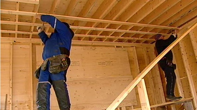 Travailleurs qui construisent une maison Travailleurs qui construisent une maison