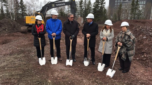 Les travaux en vue de la construction du nouveau CHSLD de Rivière-du-Loup sont lancés. Les travaux en vue de la construction du nouveau CHSLD de Rivière-du-Loup sont lancés.