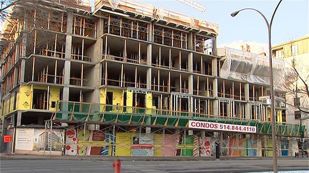 Construction d'un immeuble à condos à Montréal (archives)